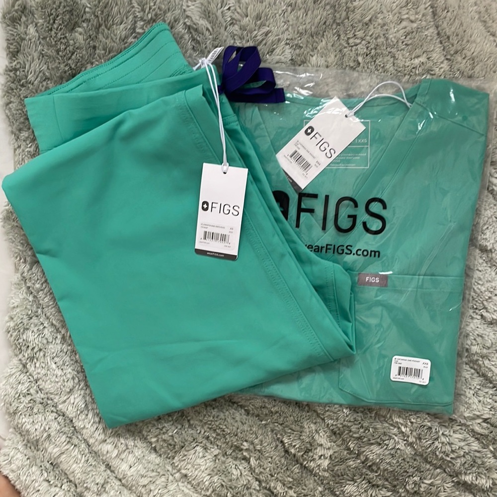 Figs surgical green scrub set.  Catarina top xxs, pants Livingston basic XSP,